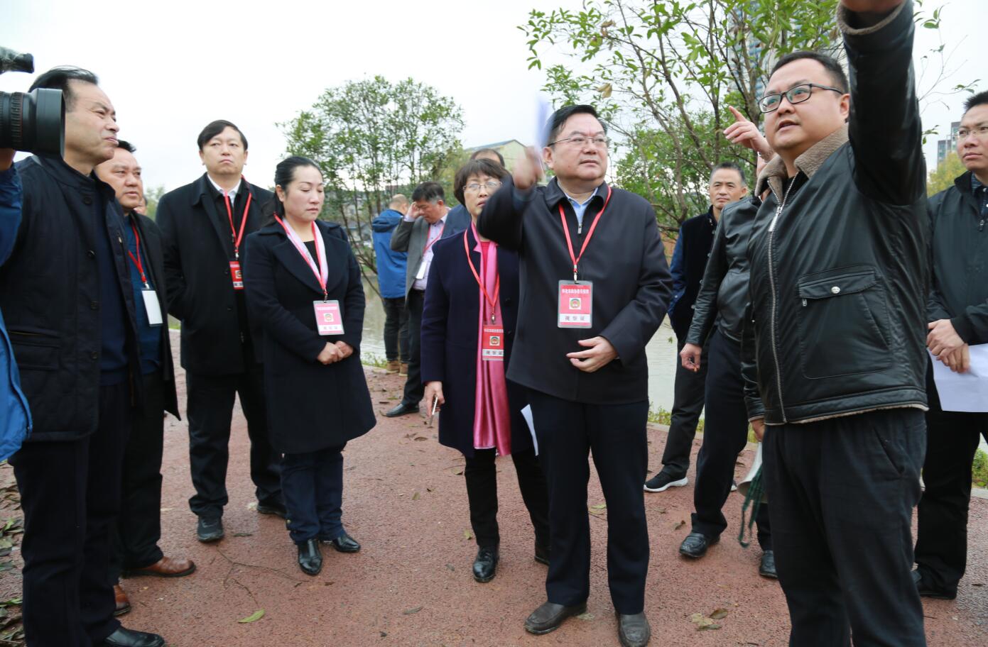 2018年11月，市政協主席李軍察看污水處理管網.JPG